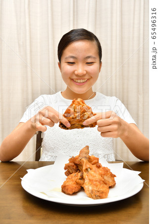 フライドチキンを食べる女の子 フライドチキンを食べる女の子 65496316