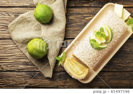 Cake roll with lime and white chocolate 65497596