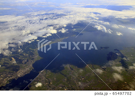 上空より望む：琵琶湖（琵琶湖大橋・広角） 65497702