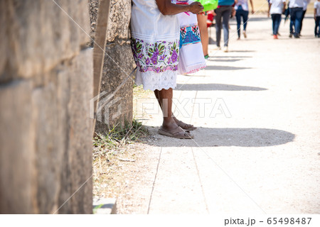 メキシコ　チチェン・イッツァの遺跡　遺跡の横でお土産の布を売る人 65498487