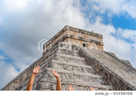 メキシコ チチェン・イッツァの遺跡 ククルカンの降臨の日 祈る人の手 メキシコ チチェン・イッツァの遺跡 ククルカンの降臨の日 祈る人の手 65498488