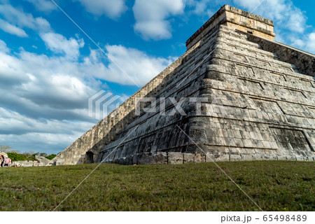 メキシコ　チチェン・イッツァの遺跡　ククルカンの降臨 65498489
