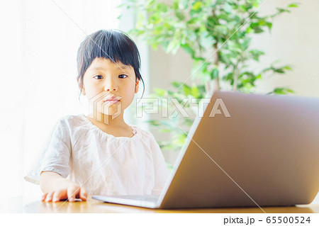 女の子 オンライン授業 ノートパソコン 女の子 オンライン授業 ノートパソコン 65500524