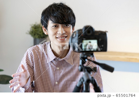 動画を撮影する若い男性 動画を撮影する若い男性 65501764
