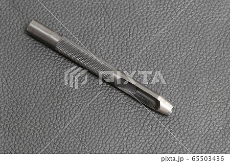 本革とポンチ 65503436