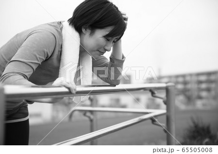 ジョギング中に体調が悪くなる女性イメージ 65505008