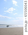 海とサーファー 65506043