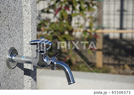 水道の蛇口 65506373