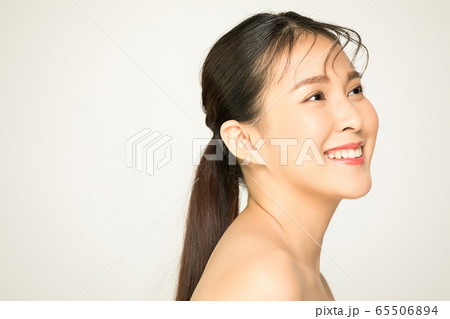 若い きれい 女性 美人 ビューティー 白バック 背景 人物 素材の写真素材