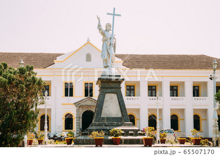 Panaji, India. Archbishop's Palace And Statue Of Jesus In Sunny Day. The residence of the archbishop Panaji, India. Archbishop's Palace And Statue Of Jesus In Sunny Day. The residence of the archbishop 65507170