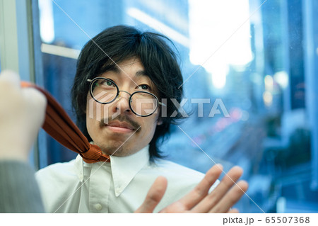 濡れ衣を着せられそうになって怒る相手をなだめる男性 濡れ衣を着せられそうになって怒る相手をなだめる男性 65507368