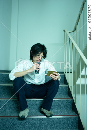 仕事をサボって動画を見るサリーマン	 65507370