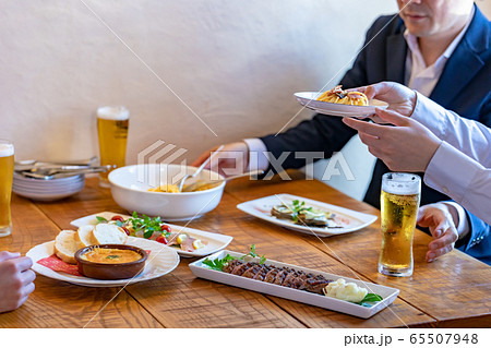 洋風居酒屋のビールと料理 65507948