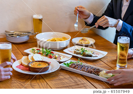 洋風居酒屋のビールと料理 65507949