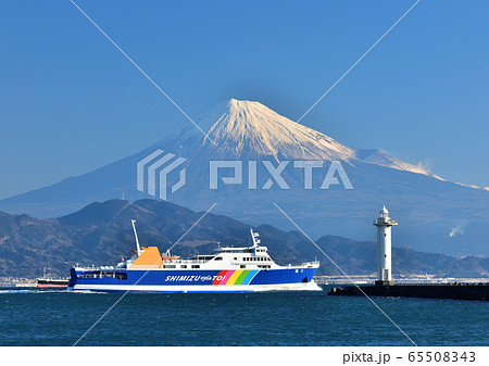 冠雪の富士山と清水港から出港するフェリー 冠雪の富士山と清水港から出港するフェリー 65508343