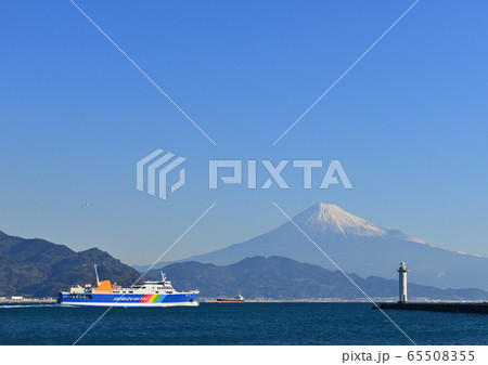 冠雪の富士山と清水港から出港するフェリー 65508355