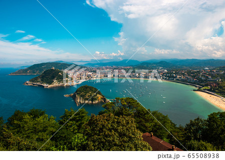 Views of La Concha Bay and Santa Clara Island in Donostia San Sebastian Views of La Concha Bay and Santa Clara Island in Donostia San Sebastian 65508938