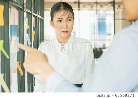 若い　きれい　女性　会社員　笑顔　付箋　窓　貼る　メモ　人物　素材 65509271