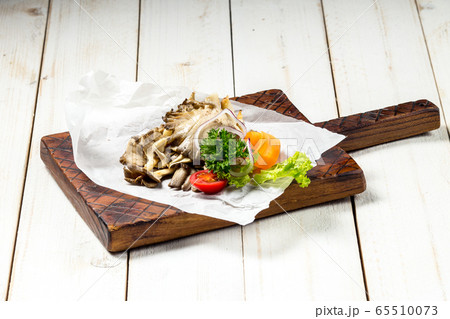 Appetizer marinated mushrooms with vegetables 65510073