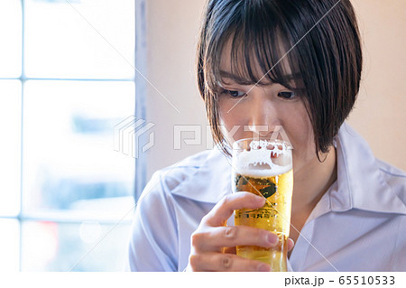 洋風居酒屋でビールを飲む 洋風居酒屋でビールを飲む 65510533