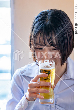 洋風居酒屋でビールを飲む 洋風居酒屋でビールを飲む 65510549