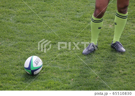 ラグビー選手とボール(大学選手権、パロマ瑞穂ラグビー場) ラグビー選手とボール(大学選手権、パロマ瑞穂ラグビー場) 65510830