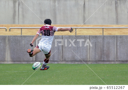 ラグビー選手がプレースキックを蹴る コンバージョンゴール 大学選手権 パロマ瑞穂ラグビー場 の写真素材