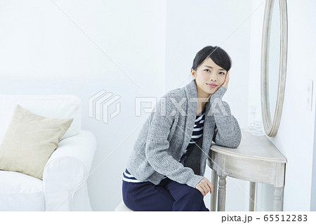 若い女性 若い女性 65512283