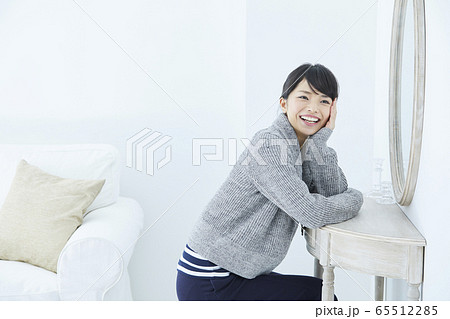 若い女性 若い女性 65512285