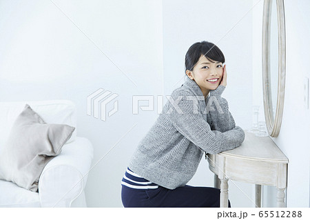若い女性 若い女性 65512288