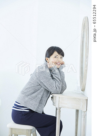 若い女性 65512294