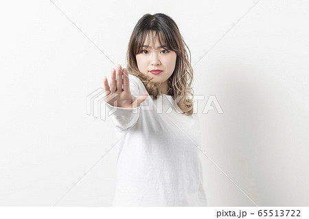 拒否のポーズをする若い女性 拒否のポーズをする若い女性 65513722