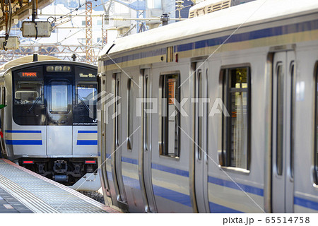 横須賀線 E217系 逗子駅で増結中の車両の写真素材