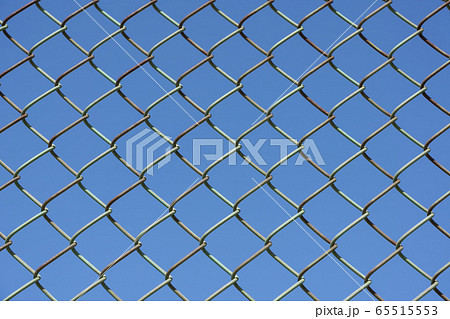 フェンスと青空 65515553
