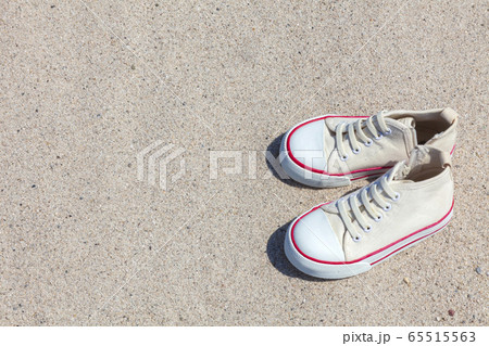白いスニーカーと砂浜 65515563