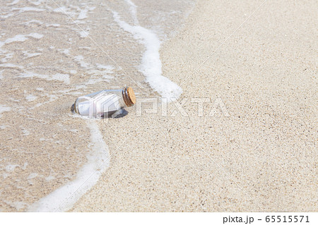 ボトルレター 砂浜 波打ち際 ボトルレター 砂浜 波打ち際 65515571
