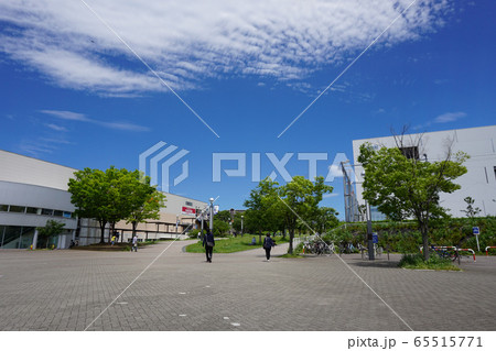 東京 稲城市 京王線若葉台駅 若葉台駅近く ショッピングモールの広場の写真素材