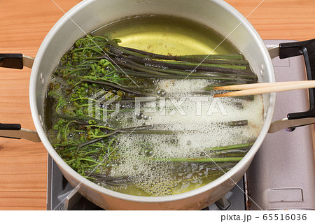 蕨(わらび)の灰汁(あく)抜き 4 蕨(わらび)の灰汁(あく)抜き 4 65516036