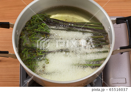 蕨(わらび)の灰汁(あく)抜き 3 蕨(わらび)の灰汁(あく)抜き 3 65516037