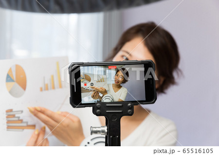 スマートフォンで動画を撮影する女性 スマートフォンで動画を撮影する女性 65516105