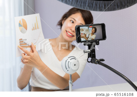 スマートフォンで動画を撮影する女性 スマートフォンで動画を撮影する女性 65516108