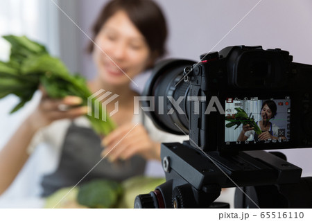 一眼レフカメラで動画を撮影する女性 一眼レフカメラで動画を撮影する女性 65516110