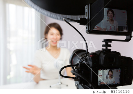 一眼レフカメラで動画を撮影する女性 一眼レフカメラで動画を撮影する女性 65516116