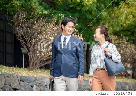 営業へ行くビジネスマンとビジネスウーマン 65516403