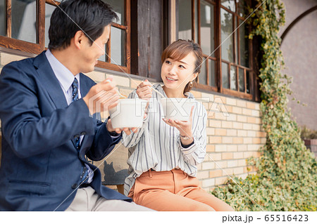 カジュアルビジネスの会社員 65516423