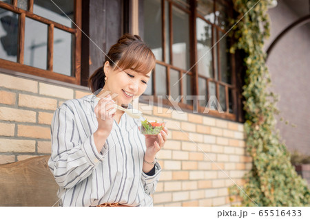 カジュアルビジネスの会社員 65516433