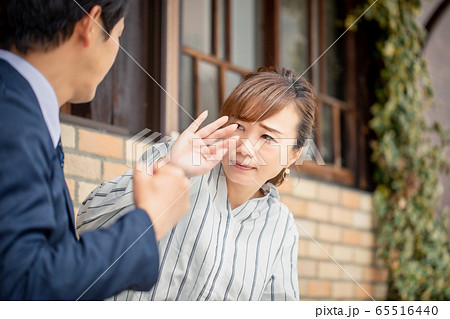 男性から暴力を受けるアジア人女性 男性から暴力を受けるアジア人女性 65516440