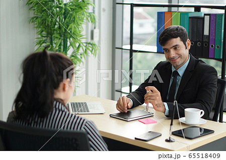 Young employers are evaluating job applicants by asking marketing strategy questions. 65518409