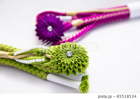 白背景　帯締め　菊　可愛い　japan kimono  着物　和柄 65518534