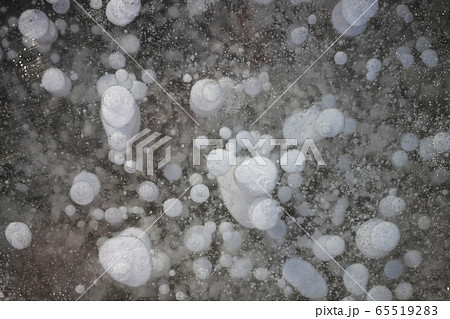 White circles, abstraction. 65519283